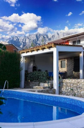 Family friendly house with a swimming pool Makarska - 23571